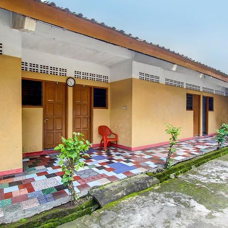 Spot On 92336 Hotel Sukowati Surakarta  Экстерьер фото
