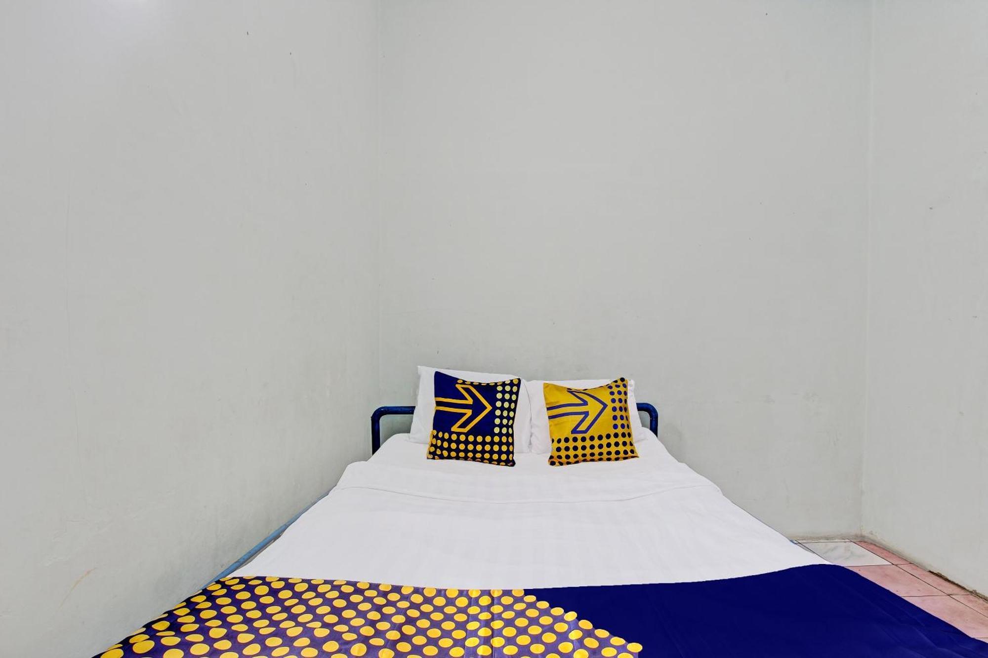 Spot On 92336 Hotel Sukowati Surakarta  Экстерьер фото