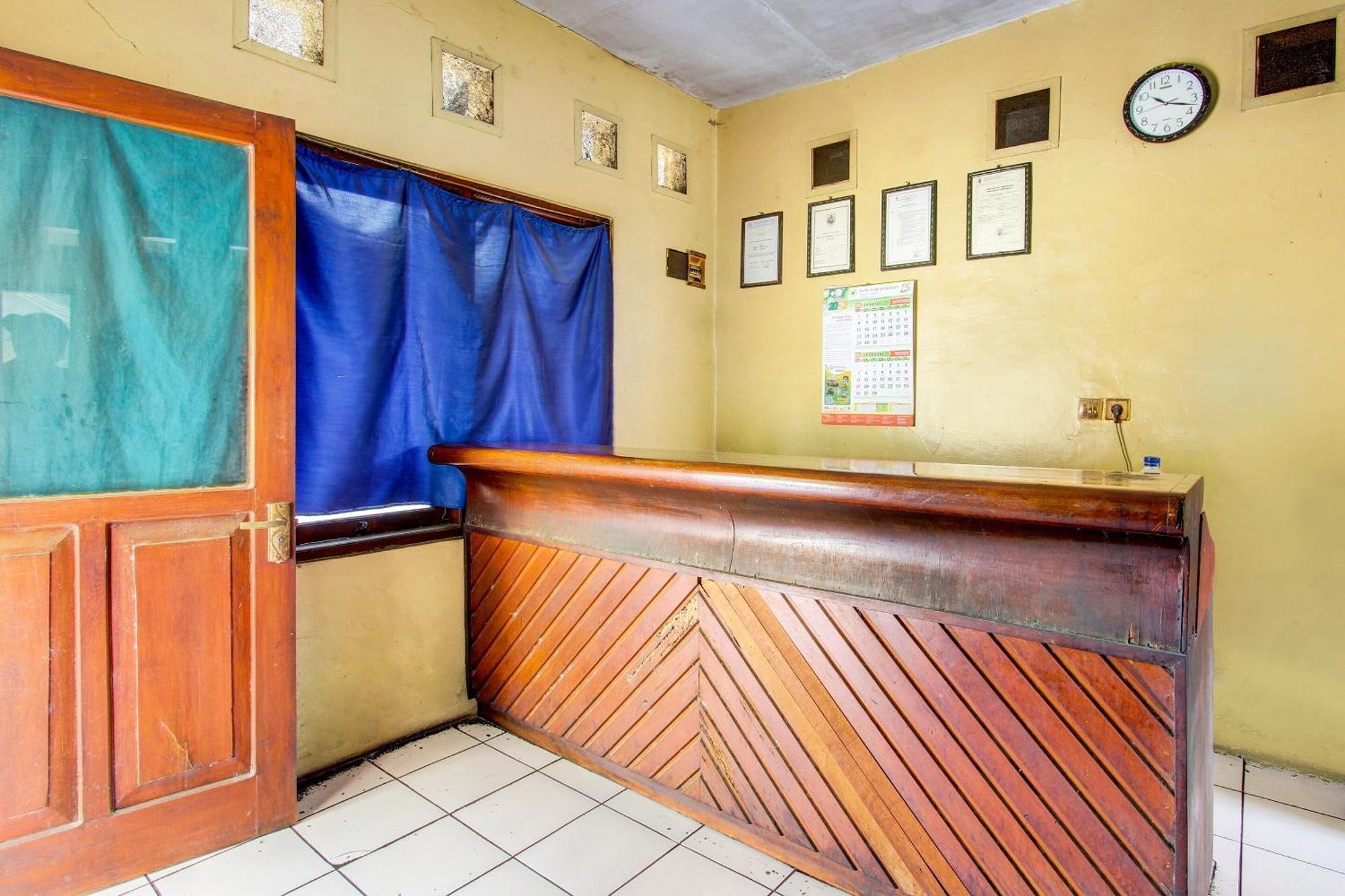 Spot On 92336 Hotel Sukowati Surakarta  Экстерьер фото