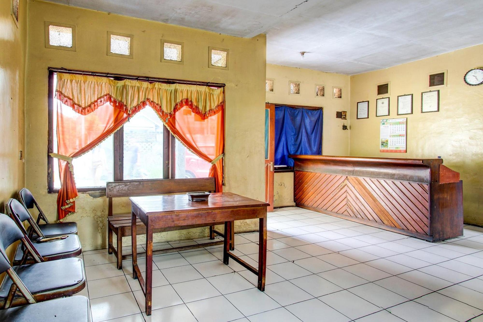 Spot On 92336 Hotel Sukowati Surakarta  Экстерьер фото