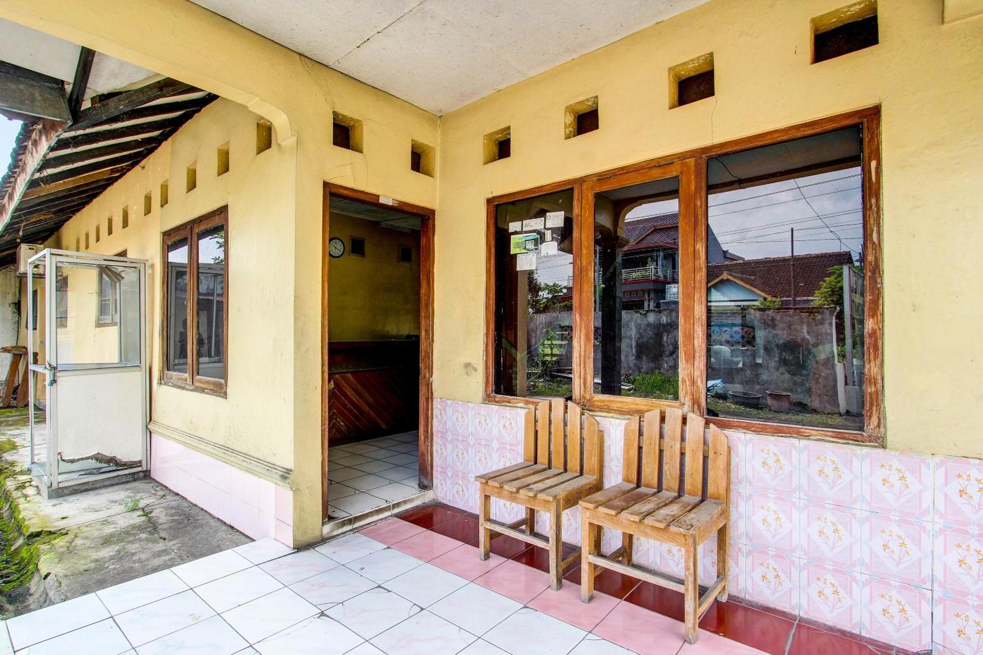 Spot On 92336 Hotel Sukowati Surakarta  Экстерьер фото