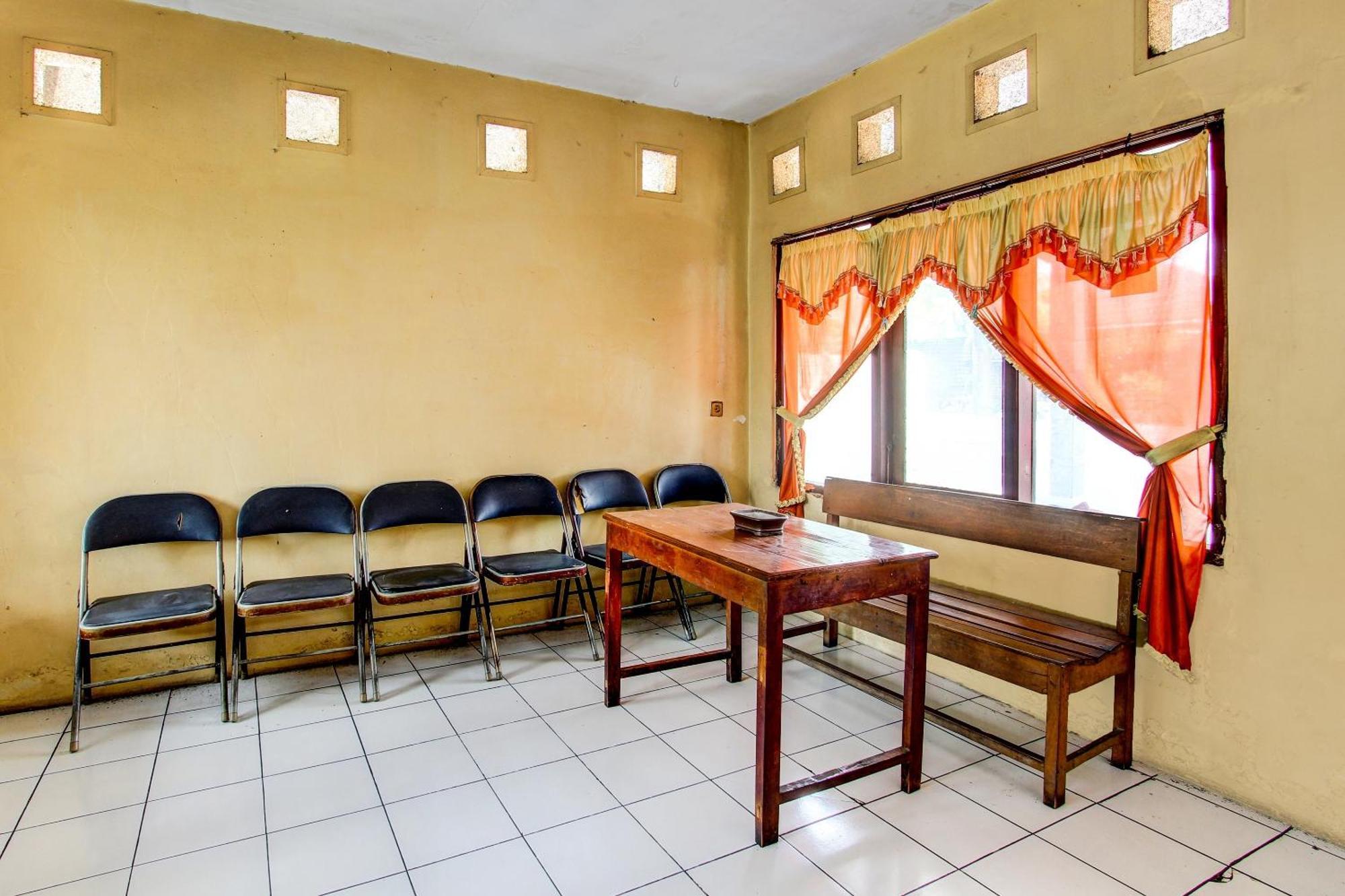 Spot On 92336 Hotel Sukowati Surakarta  Экстерьер фото