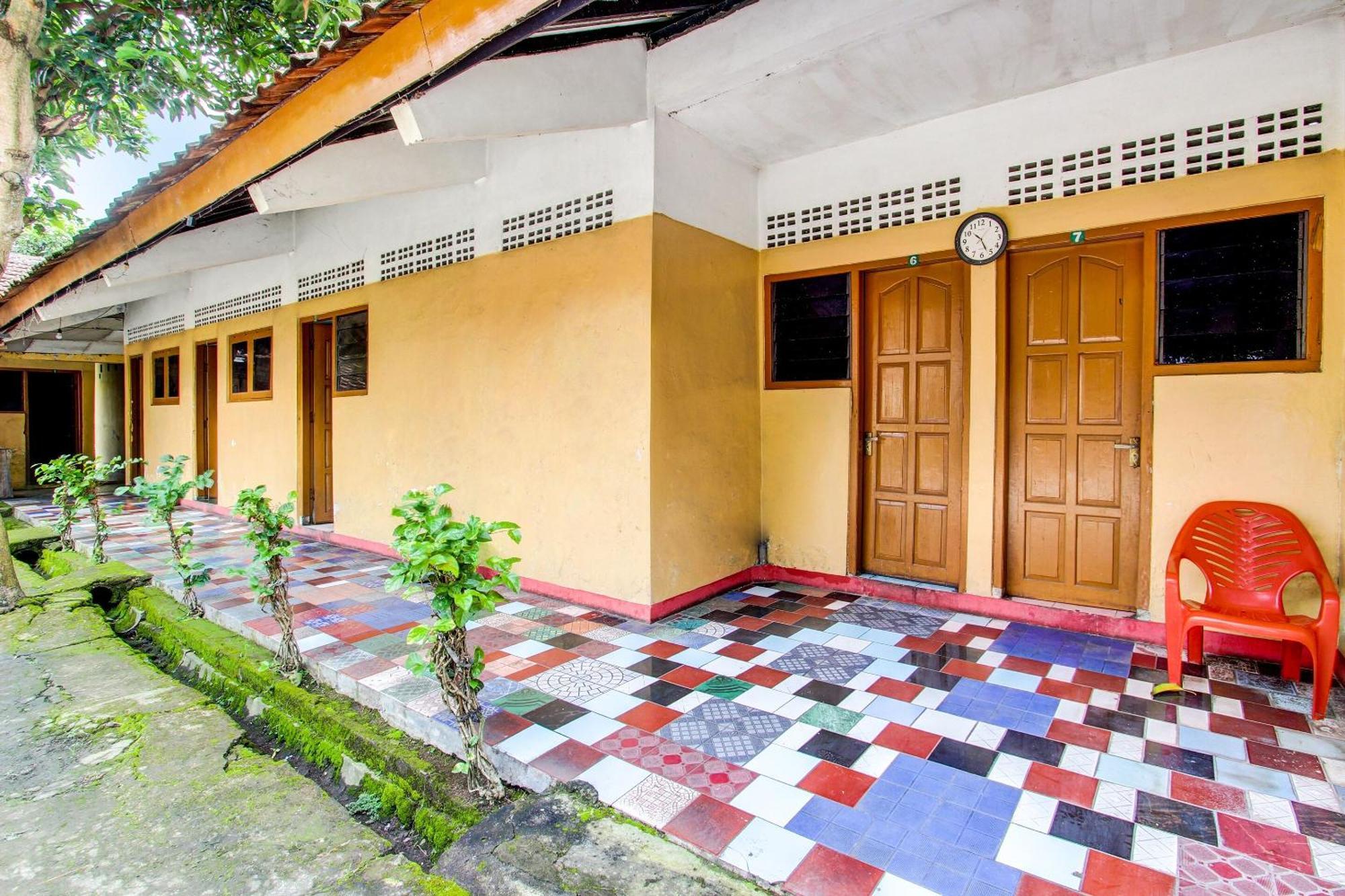 Spot On 92336 Hotel Sukowati Surakarta  Экстерьер фото
